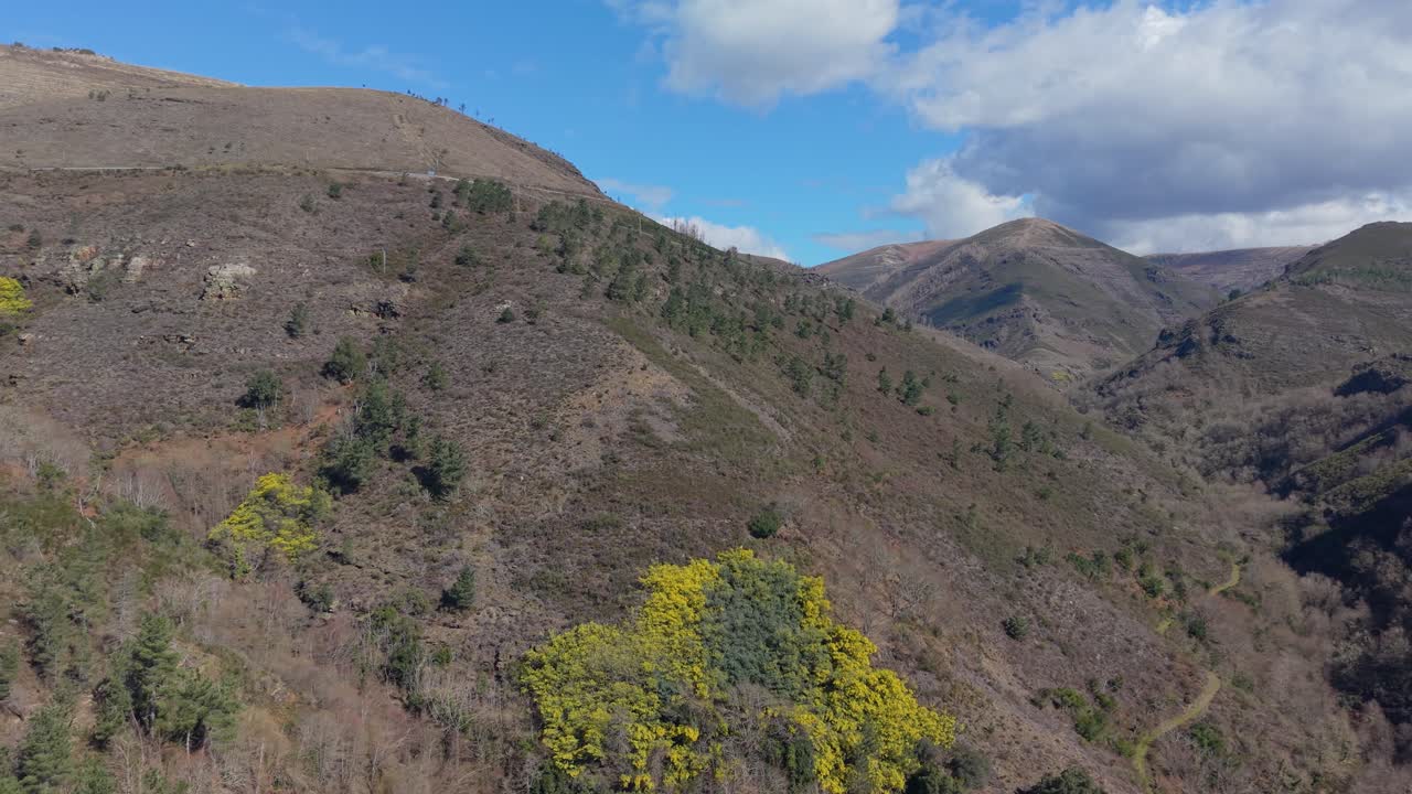 Paisaje montañoso de Campodola-Leixazós en Quiroga, Galicia, España. Toma aérea