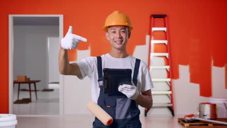 pintor presentando el trabajo en la tableta