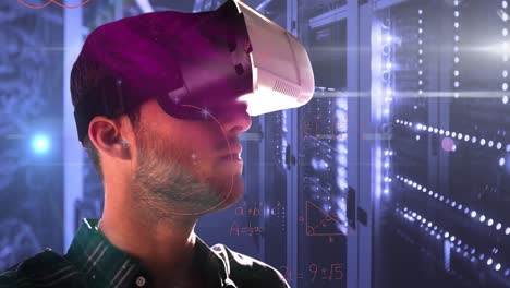 ecuaciones matemáticas sobre el hombre que usa auriculares vr en el servidor de computadora.