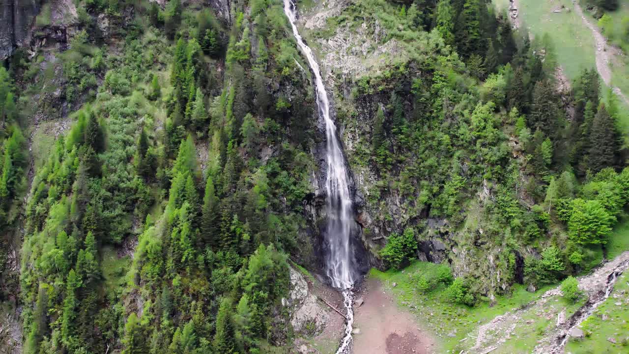 Riprese suggestive di una cascata a Wager Alm, Mittersill, in Austria.