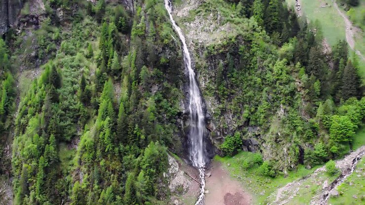 Riprese suggestive di una cascata a Wager Alm, Mittersill, in Austria.
