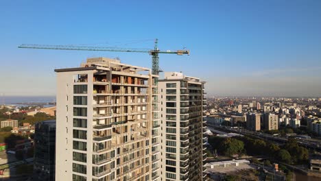 fotografía aérea de rascacielos en construcción junto al río la plata en buenos aires