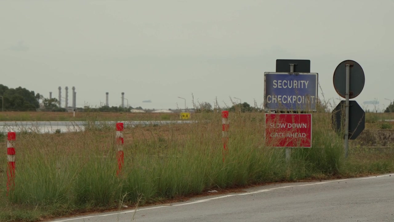 Aeroporto Internazionale di Malta a Luqa, Malta, con segnaletica di avvicinamento alla pista, recinzione perimetrale, strade di accesso e aree aeroportuali vicino al checkpoint di sicurezza dell'aeroporto