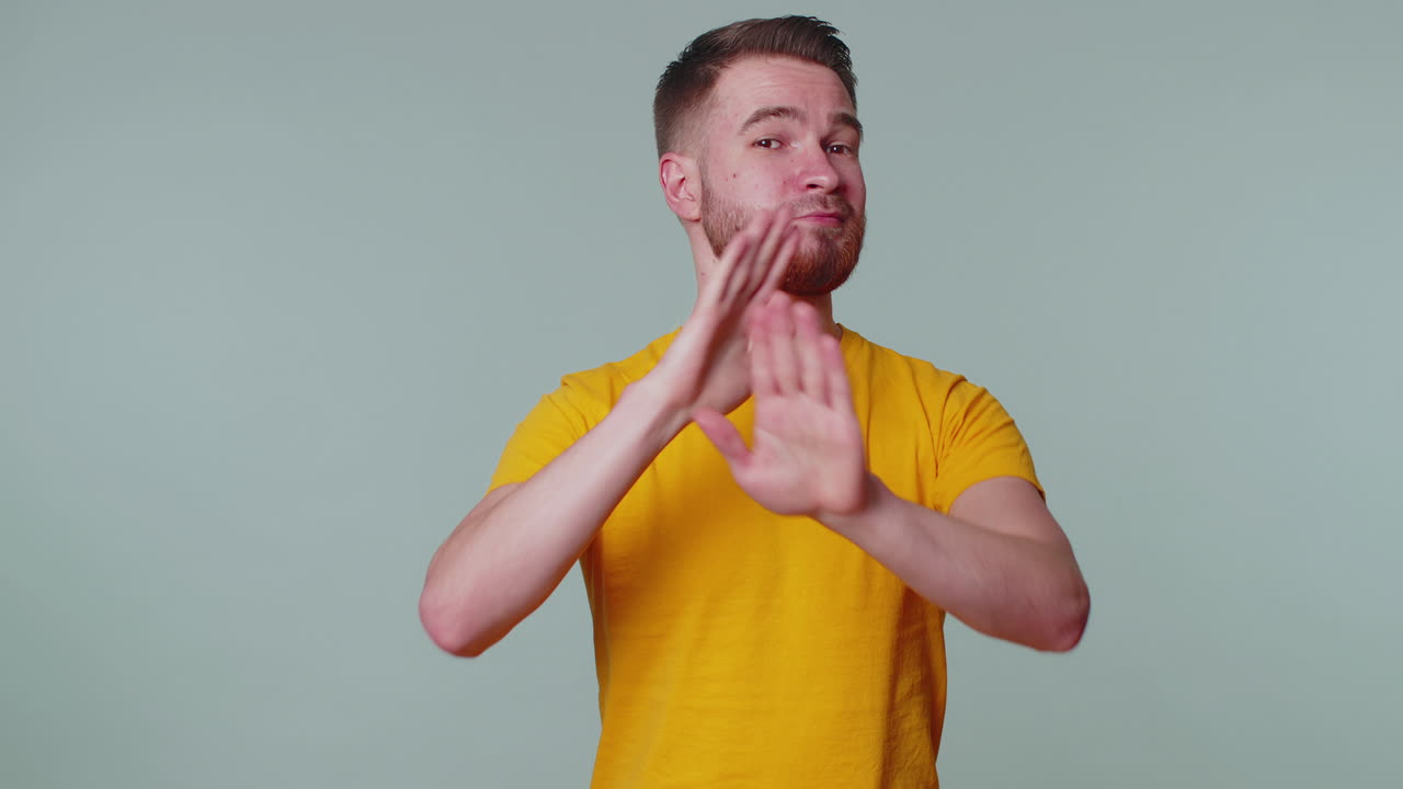 hombre dice no sostener la palma doblada manos cruzadas en gesto de parada, advertencia de finalización, acceso prohibido