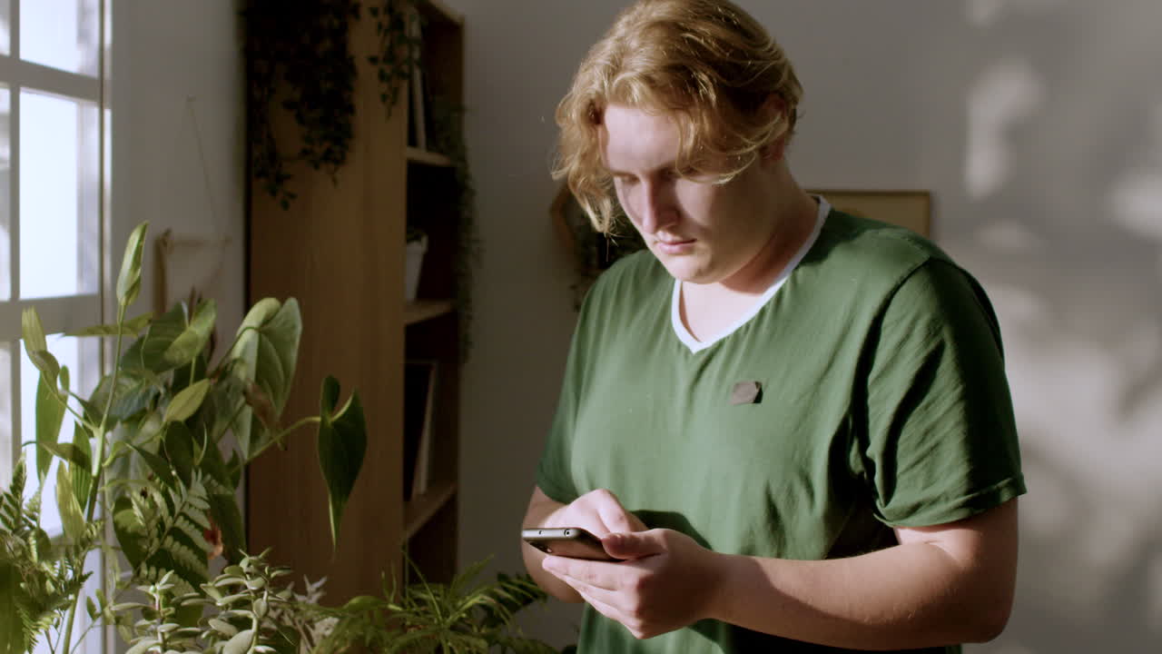 Молодой человек смотрит в окно.