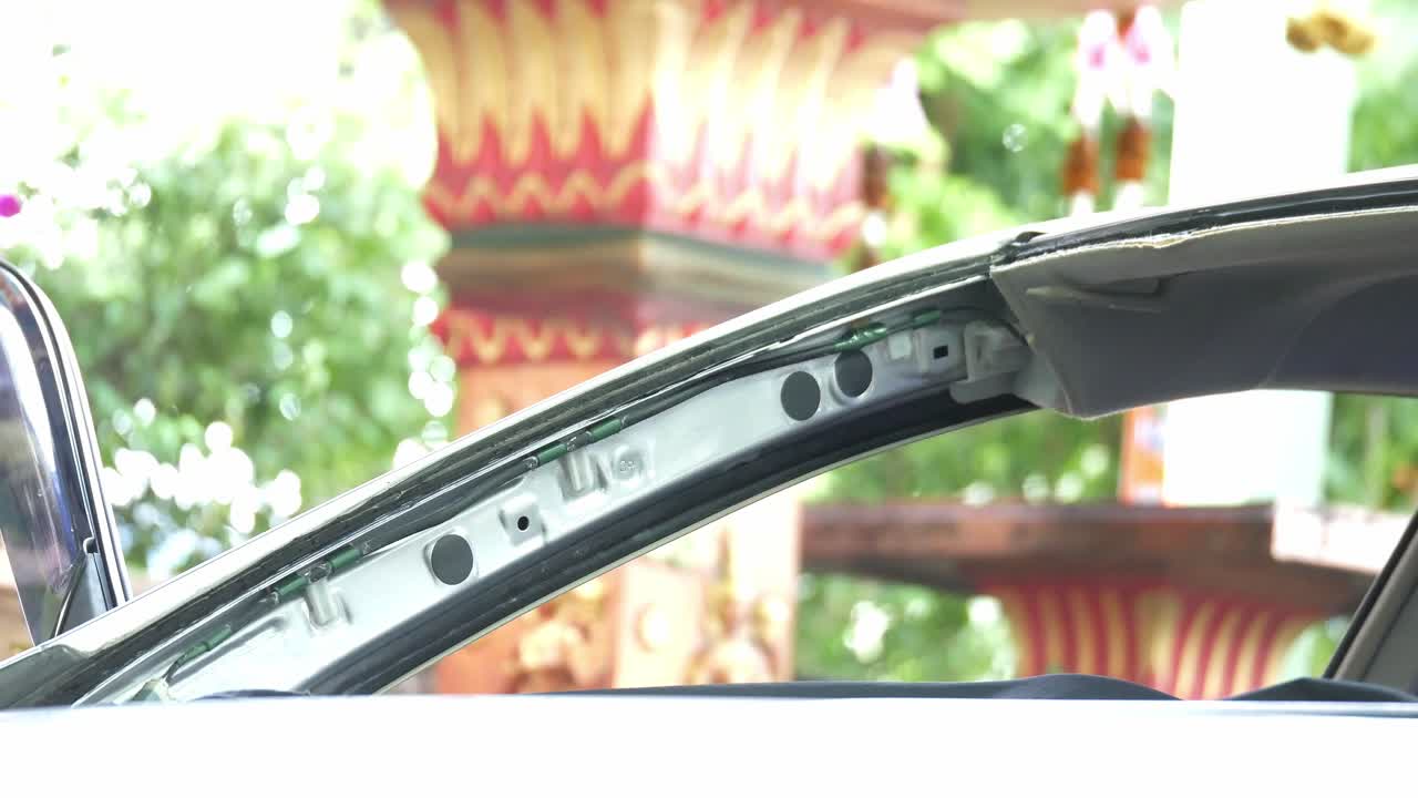 자동차 수리점에서 깨진 유리창과 자동차 앞유리 또는 흰색 자동차의 앞유리 교체를 변경하는 정비공