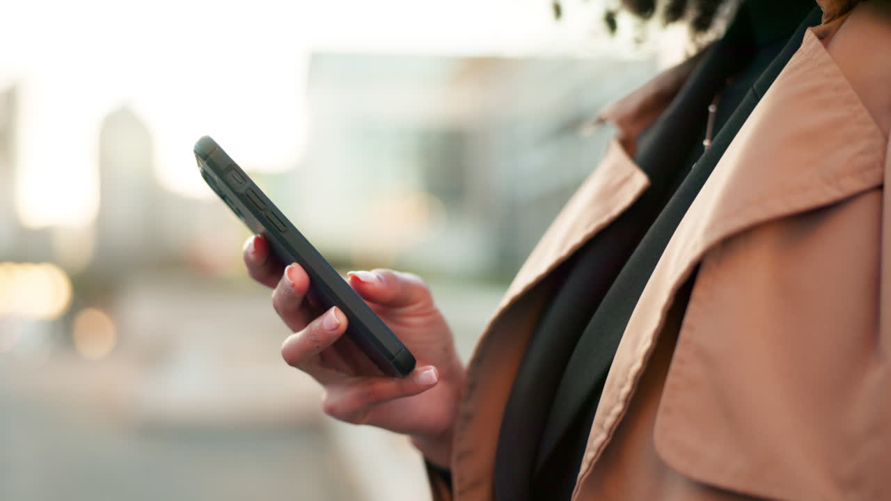 Hænder, telefon eller kvinde i byen der scroller på sociale medier