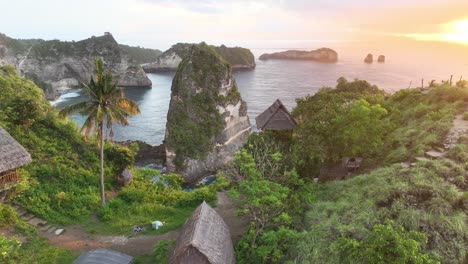 nusa penida 島日出時,在美麗的海岸線前面的樹屋