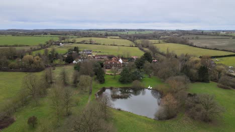 Gran-Casa-Antigua-Y-Lago-En-Imágenes-Aéreas-De-Essex,-Reino-Unido