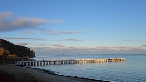 muelle en gdynia orlowo durante la puesta del sol