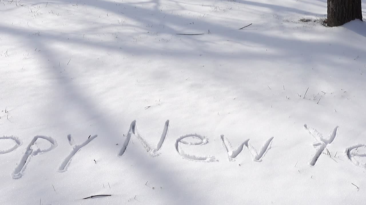 Inscriptie van gelukkig nieuwjaar in de sneeuw. Opname in de winter.