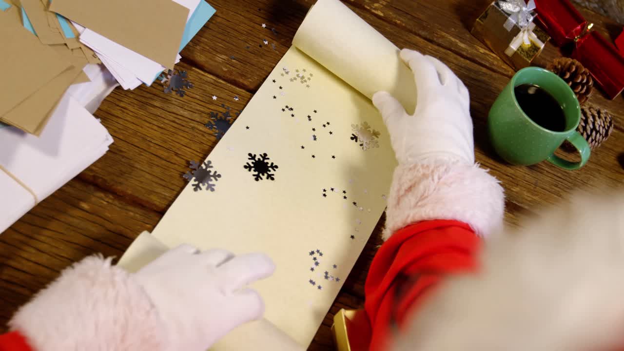 산타클로스가 편지를 읽는 것