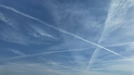 Blauer-Himmel-Mit-Kondensstreifen-Im-Zeitraffer