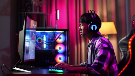 un adolescente asiático pierde mientras juega videojuegos en la computadora.