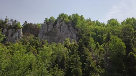 Drohne-Fliegt-Vom-Gipsminensee-Und-Enthüllt-Tagsüber-Cheticamp-Und-Den-Atlantischen-Ozeanhorizont-In-Nova-Scotia-In-Kanada