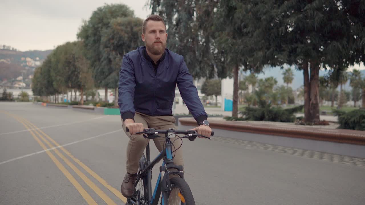 도시에서 자전거를 타는 남자