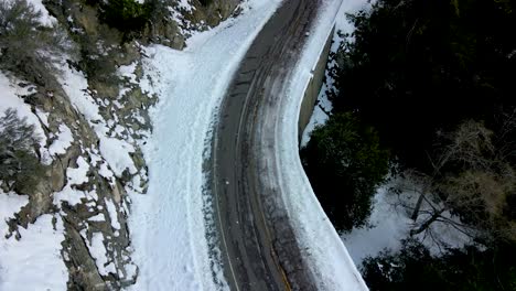 Heben-Sie-Vom-Schneebedeckten-Angeles-Crest-Highway-Ab