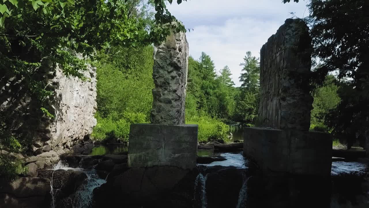 ruinas de un antiguo molino en medio del parque gatineau en quebec