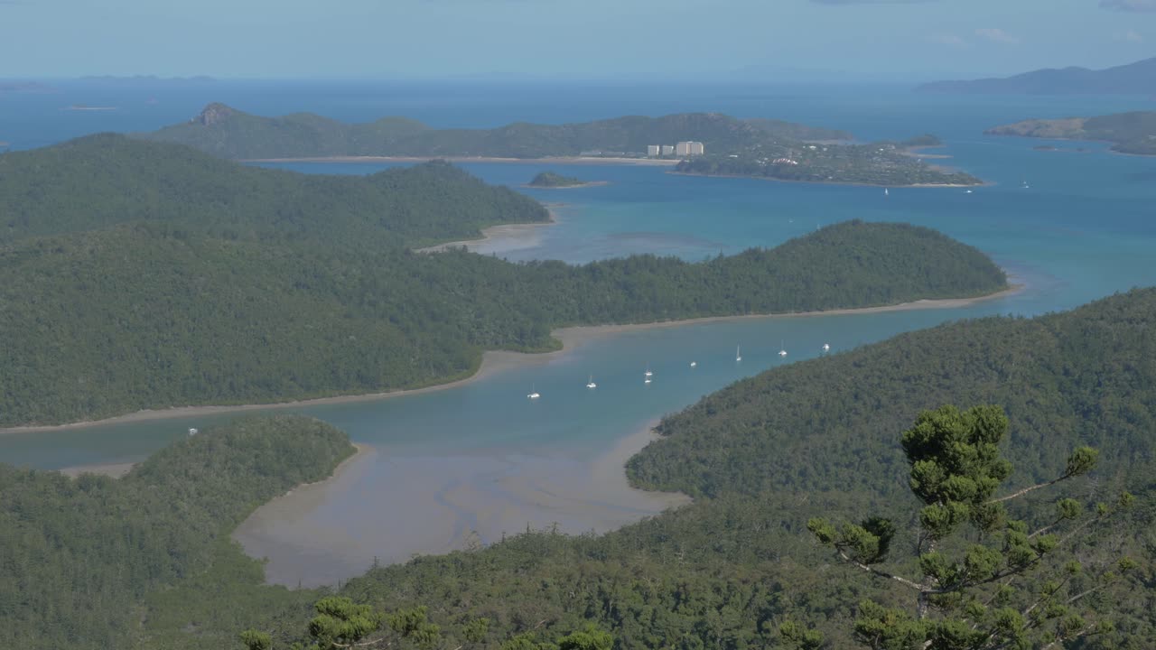 whitsunday의 무성한 녹색 섬과 청록색 푸른 바다에 떠있는 보트