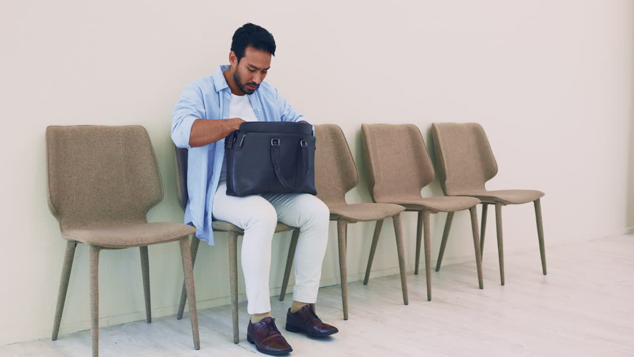 열, 검색과 한 남자와 함께 가방에 잃어