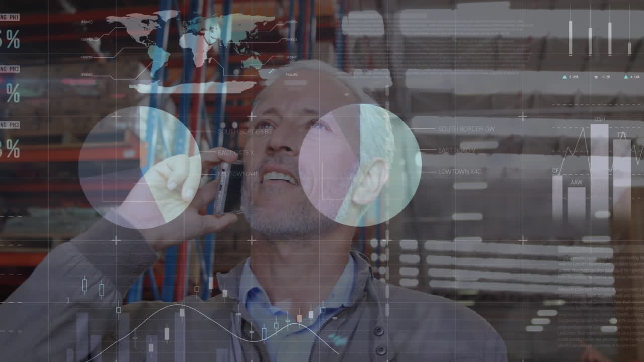 animación del procesamiento de datos sobre un hombre de negocios caucásico hablando por teléfono inteligente