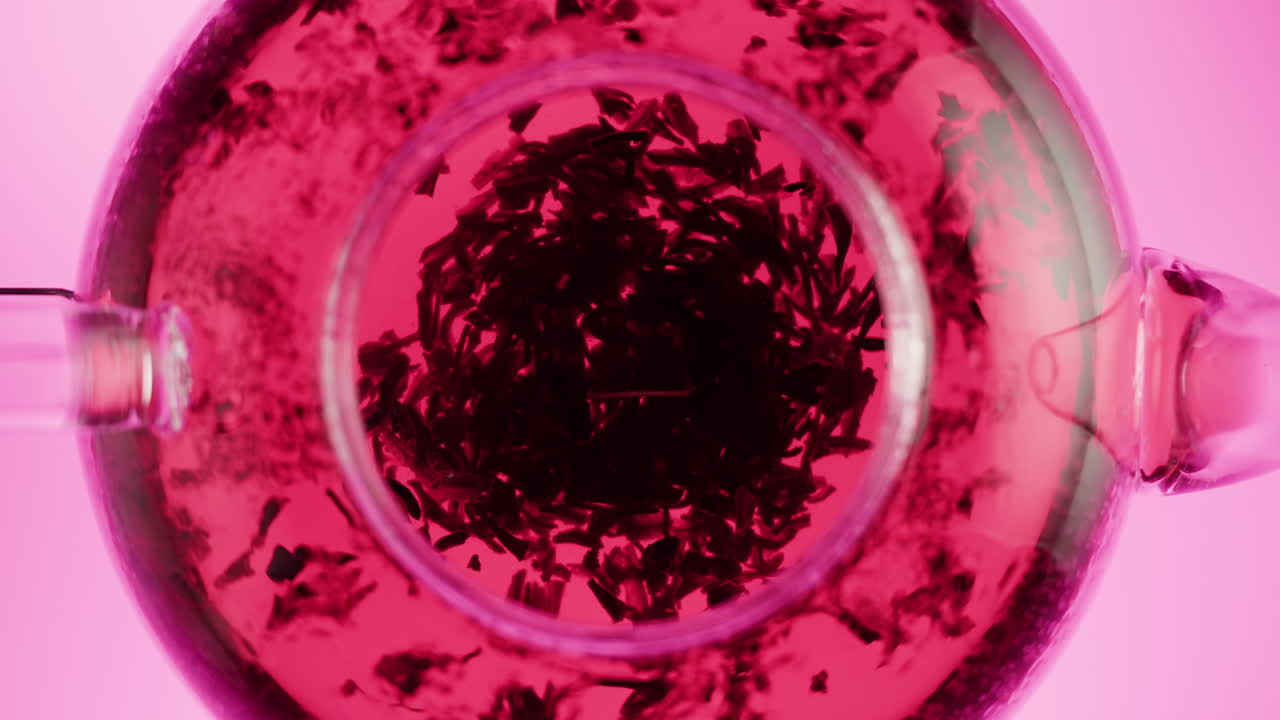 Teiera di vetro con tè rosso