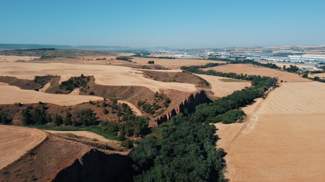 воздушный вид на сельский ландшафт с полями, холмами и каньоном