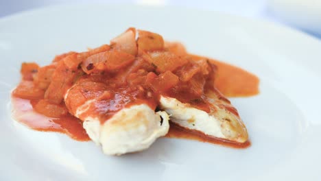 carne de pollo frita servida con estofado de tomate y puré de patatas