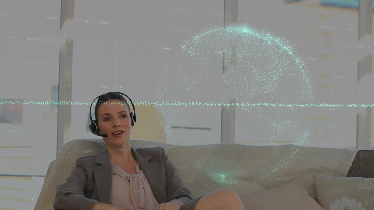 animación de estadísticas y procesamiento de datos sobre una mujer de negocios con auriculares de teléfono