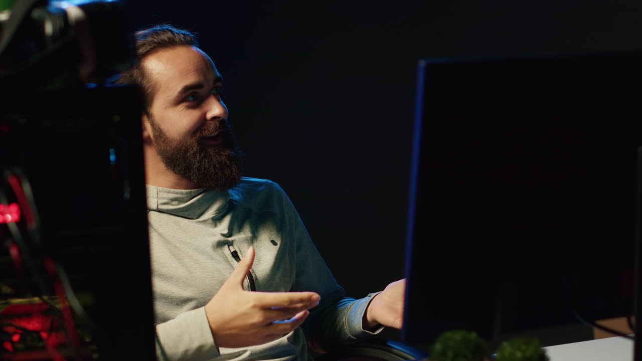 streamer hablando con los espectadores en vivo, presentando el próximo juego que jugará