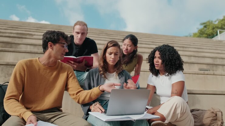 Gruppo di studenti che utilizzano un portatile per l'apprendimento