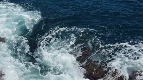 Hd-Hawaii-Kauai-Zeitlupe-Statische-Breite-Aufnahme-Von-Weiß-Gekappten-Meereswellen,-Die-Um-Felsen-Wirbeln,-Während-Eine-Meeresschildkröte-In-Der-Nähe-Des-Mittleren-Rahmens-Auftaucht
