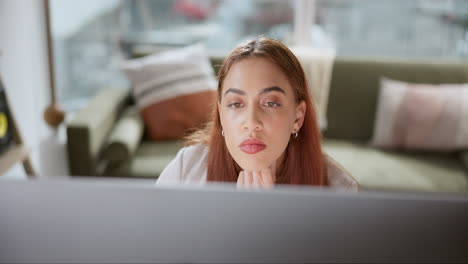 Mujer que trabaja en la computadora en casa