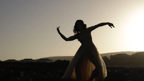 silueta de niña bailando al atardecer