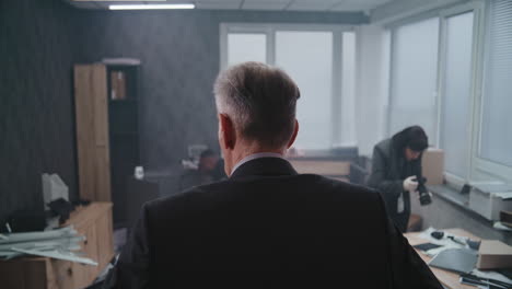 investigación de la escena del crimen en una oficina