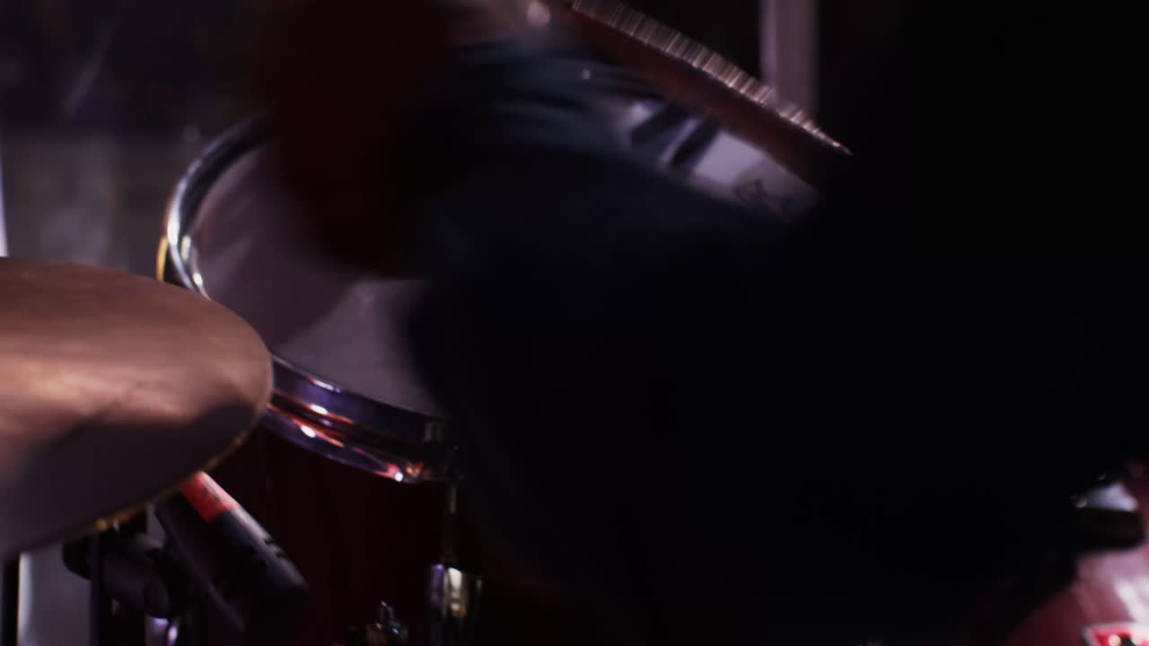 Primo piano di una batteria in azione