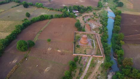 Toma-Aérea-De-Un-Dron-De-La-Antigua-Estupa-Budista-Hecha-De-Estructura-De-Ladrillo-De-Roca-En-Un-Pueblo-De-Shivpuri-Madhya-Pradesh-En-India