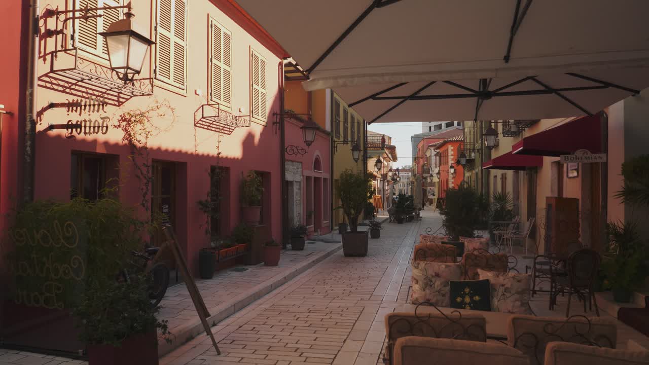 Bar di un vicolo nella Città Vecchia di Valona in Albania, meta turistica.