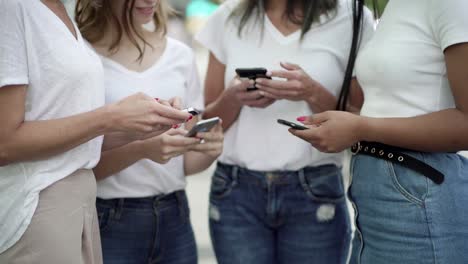 Mujeres-Enfocadas-Que-Usan-Teléfonos-Inteligentes-En-La-Calle