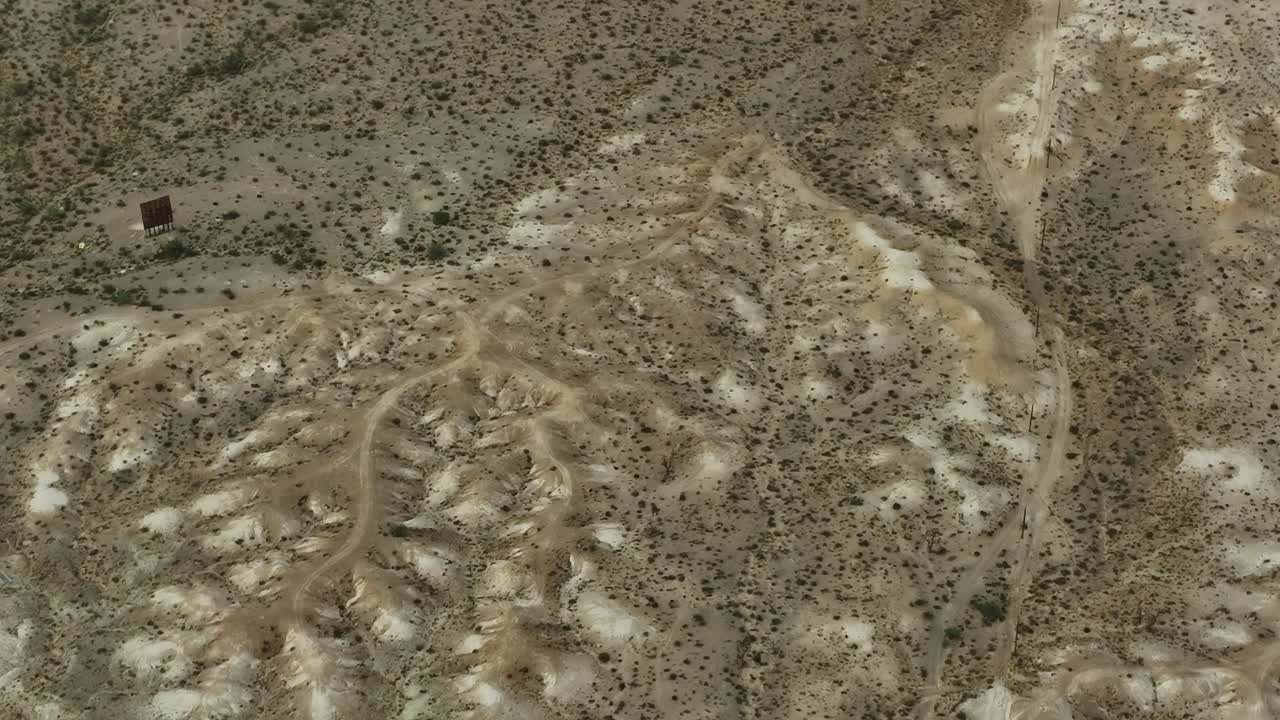 Vista aerea del terreno accidentato negli Stati Uniti che mostra le caratteristiche della terraferma arida
