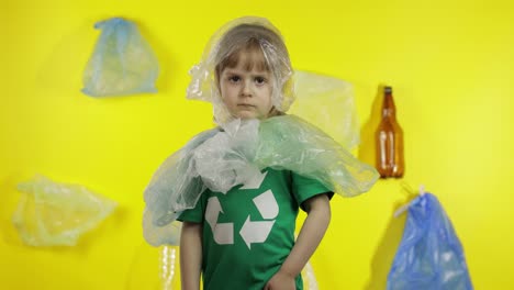 Freiwilliges-Mädchen-Trägt-Plastikverpackungen-An-Hals-Und-Kopf.-Plastikverschmutzung-Reduzieren.-Ökologie-Retten