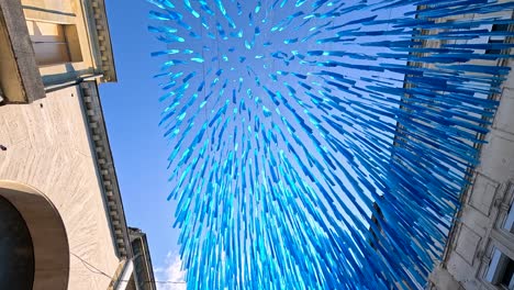 bunte kunstinstallation, die dem regen in libourne ähnelt