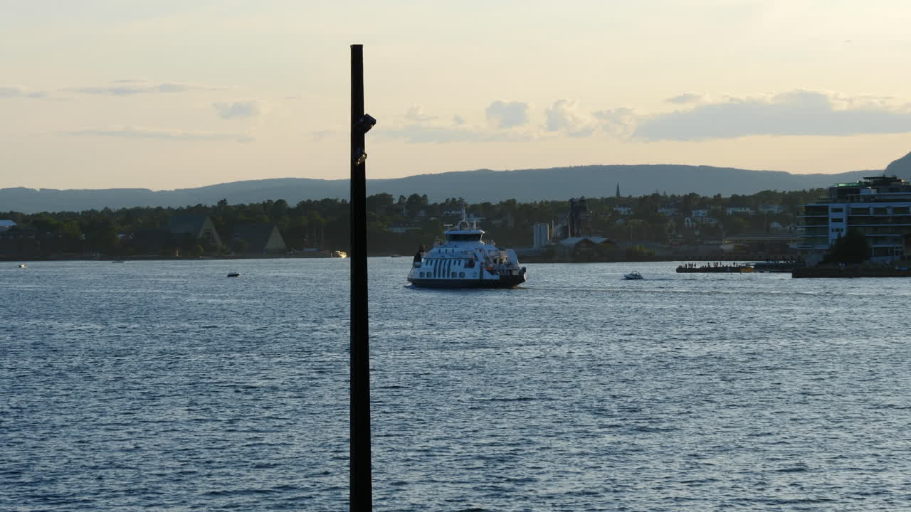 ferry eléctrico de pasajeros en el fiordo de oslo, después de la puesta de sol, atardecer