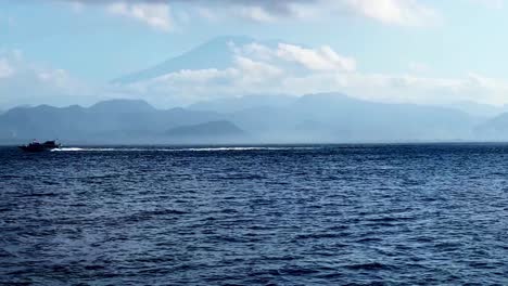 Cortometraje-Cinematográfico:-Un-Barco-Se-Mueve-En-El-Agua-Con-Una-Gran-Montaña-Delante.