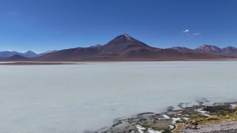 Salar-De-Uyuni-Bolivia-Sudamérica-Desierto-Salinas-Paisajes-Vista-Aérea-Drone-Montañas