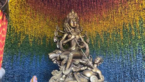 modelo de arcilla texturizada metálica de devi durga dentro de un pandal colorido decorado