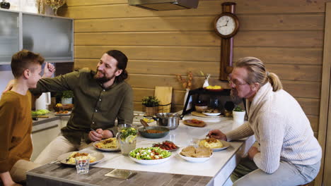 hombres caucásicos y niño en la cocina