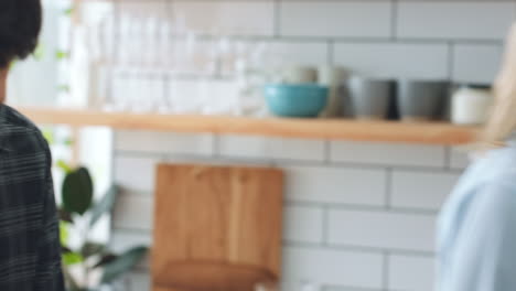 una pareja disfrutando de una zanahoria en la cocina.