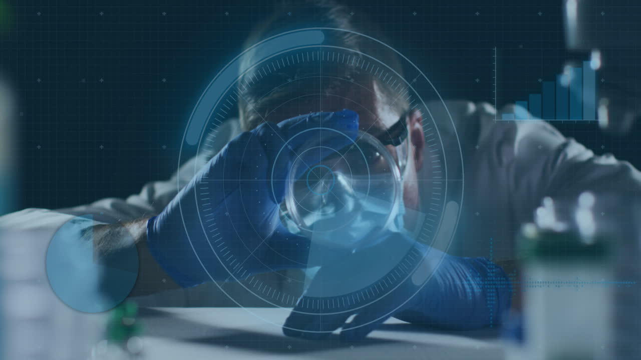 animación de procesamiento de datos y escaneo de alcance sobre el médico caucásico