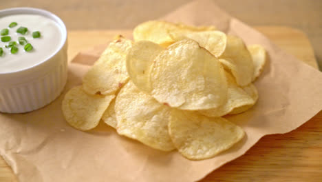 potato chips with sour cream dipping sauce